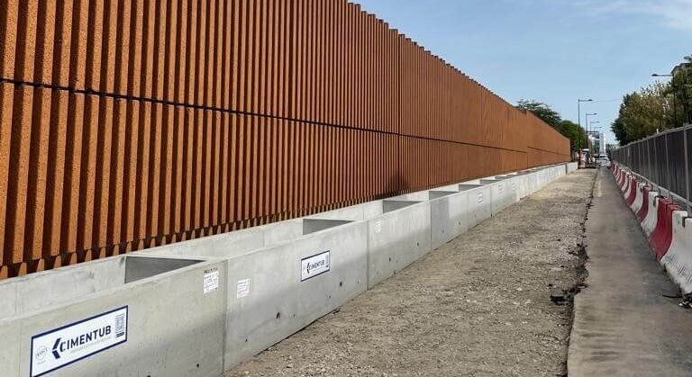 Jardinières préfabriquées Cimentub en béton fibré installées pour l’intégration paysagère et la réduction des nuisances sonores le long de la ligne A du RER.